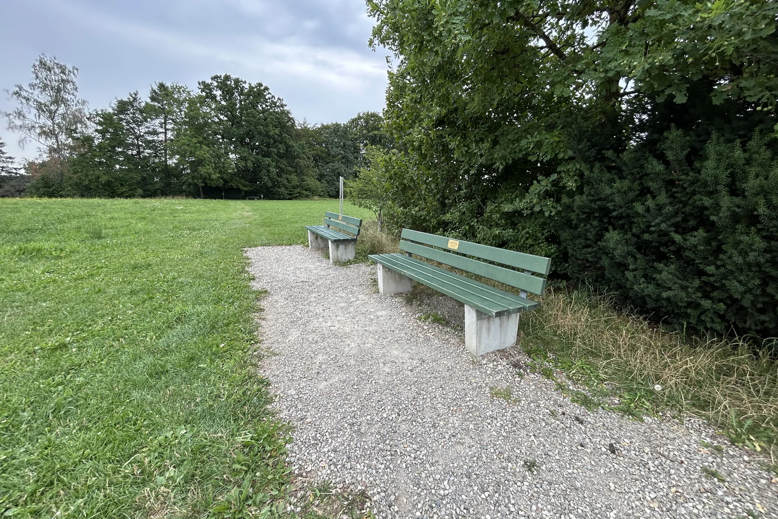 Sitzbänke auf der Oberen Eierwiese in Grünwald