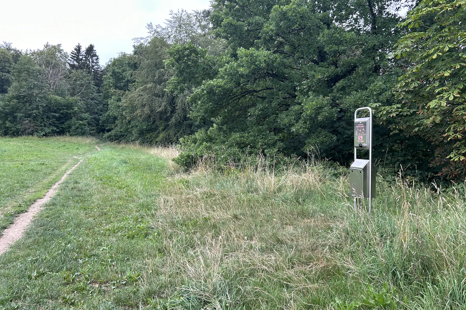 Hundekotbeutelspender an der Oberen Eierwiese in Grünwald