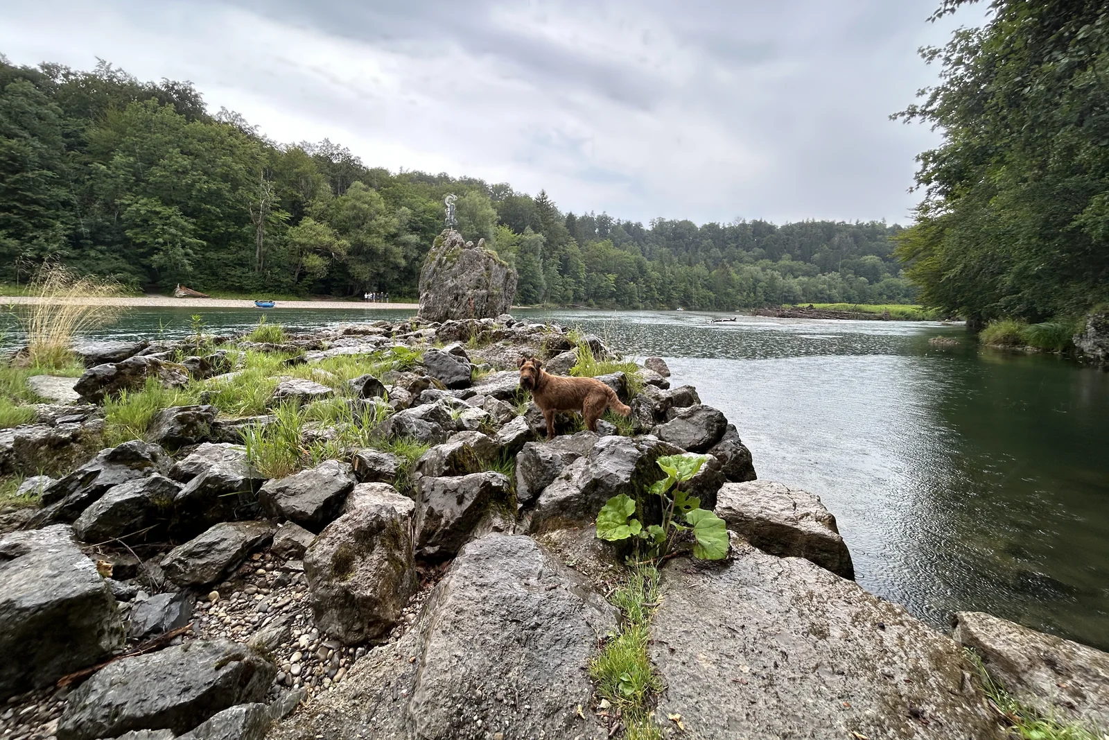 Georgenstein an der Isar bei Grünwald mit Felsen und bewaldetem Ufer
