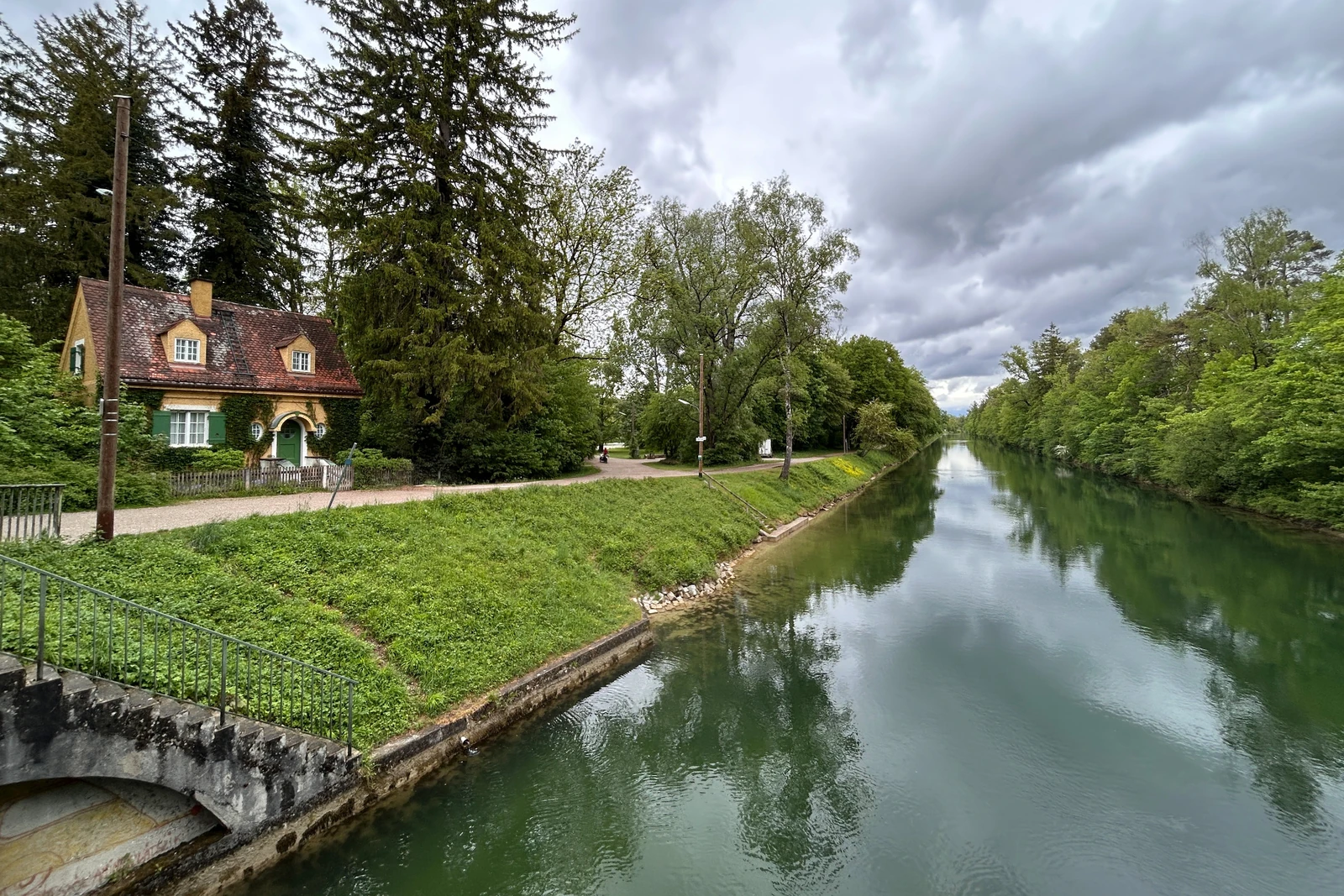 Isarkanal nahe der Floßlände in München