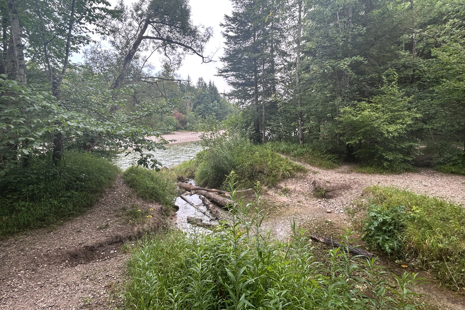 Isarweg direkt an der Isar in Grünwald mit kleinen Bachquerungen