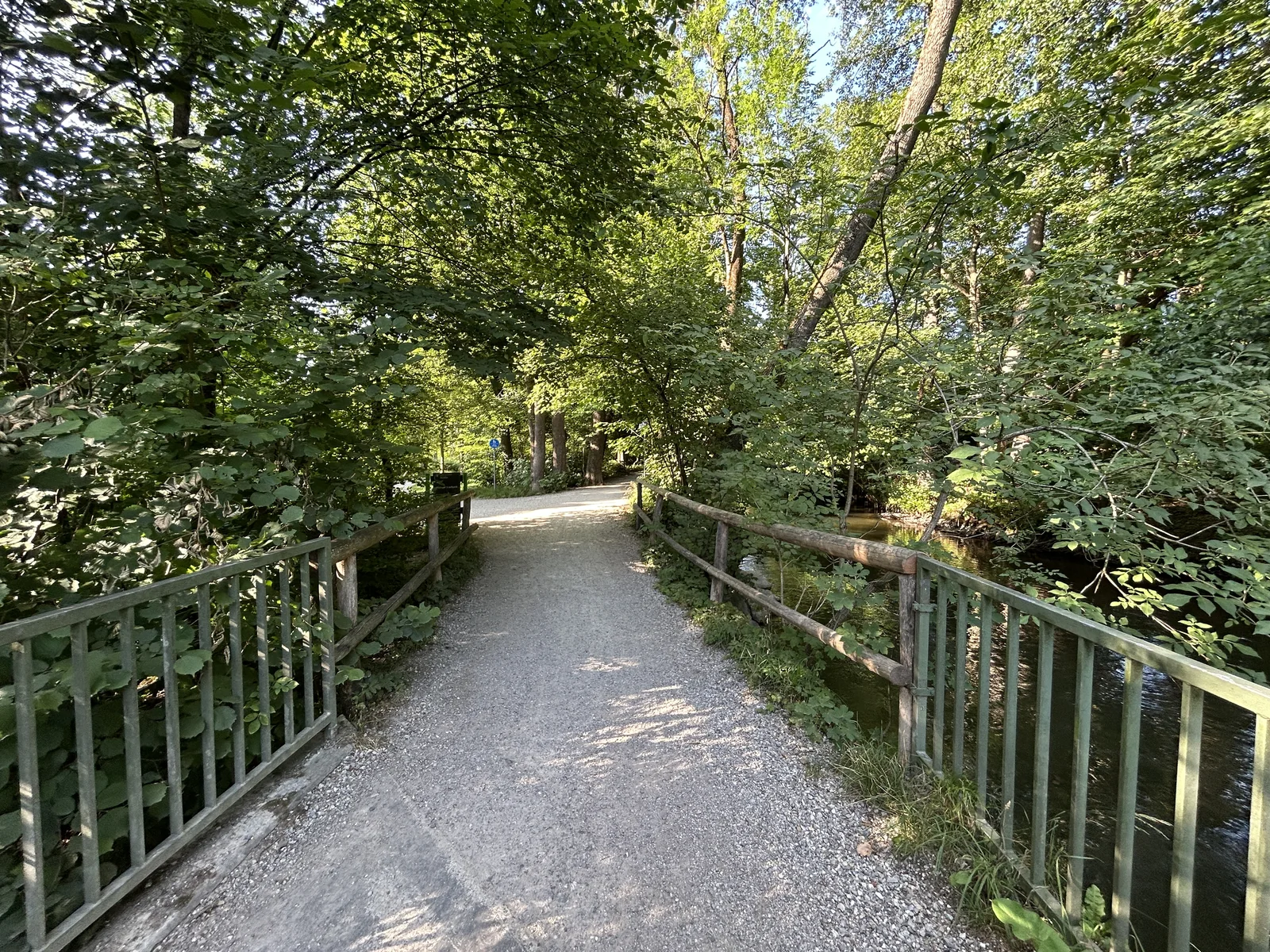Blick von der Fahrradbrücke an der Würm auf den Weg Richtung Osten im Pasinger Stadtpark