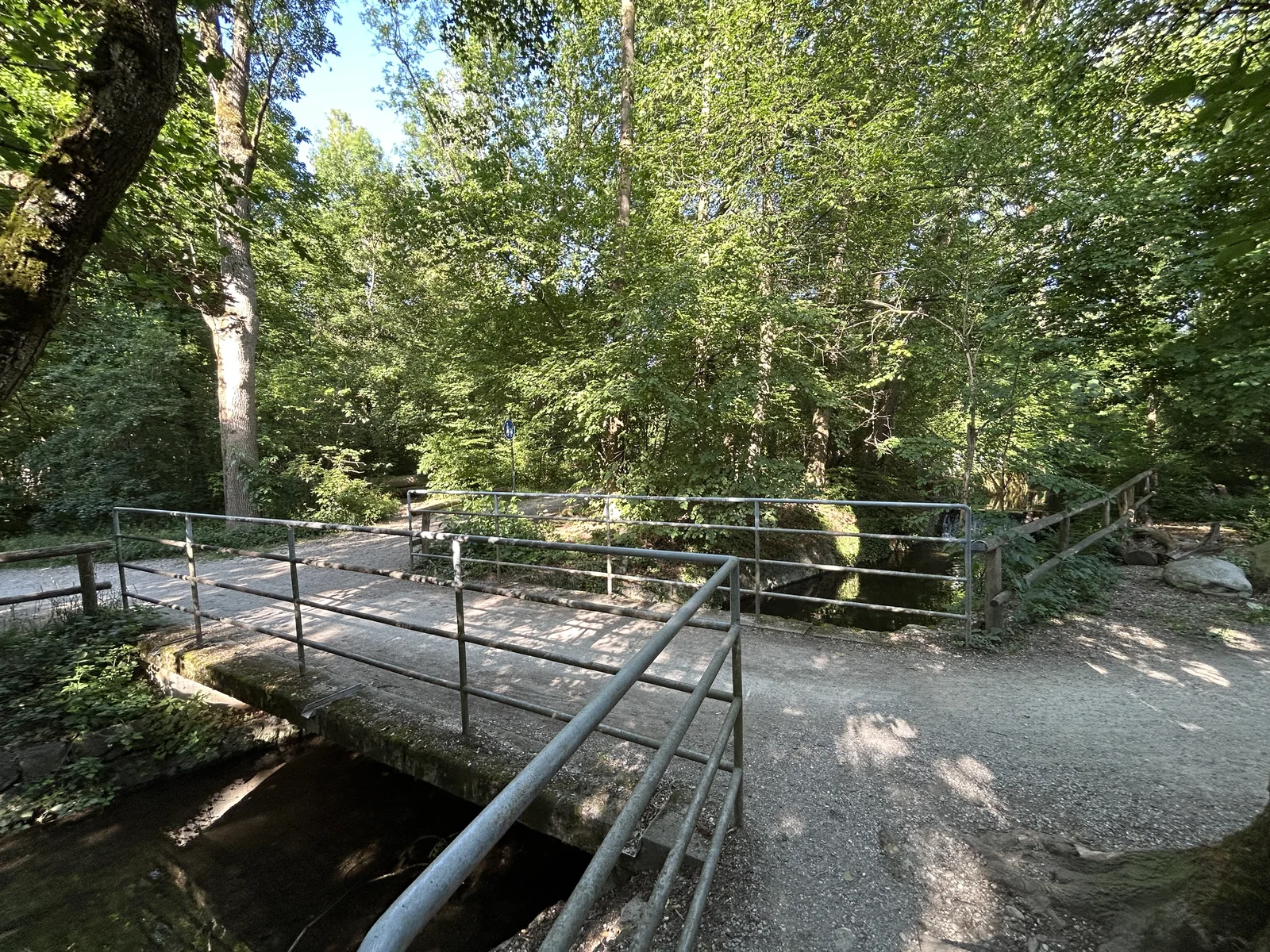 Kleine Brücke über einen Wasserlauf im Pasinger Stadtpark
