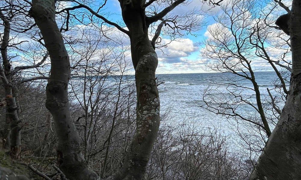 Hochuferweg mit Blick aufs Meer